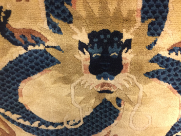 Een Chinees Ningxia tapijt met draken, ca. 1900