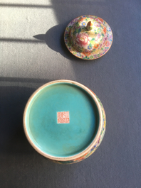 Un vase couvert en porcelaine de Chine famille rose &agrave; d&eacute;cor millefleurs, marque Qianlong, 20&egrave;me