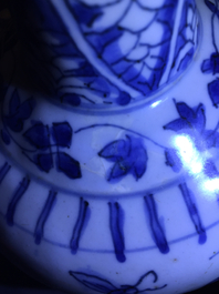 Een Chinese blauw-witte kraak porseleinen kendi met decor van een salamander, Ming, Wanli
