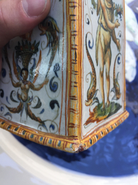 Een vierkante fles in Italiaanse majolica, Urbino, 16e eeuw