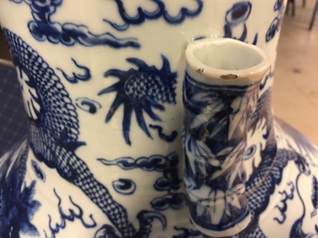 Un vase de forme hu aux dragons en porcelaine de Chine bleu et blanc, 19&egrave;me
