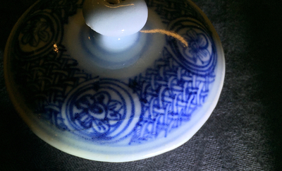 Een Chinese blauw-witte kraak wijnpot met deksel, Ming, Wanli
