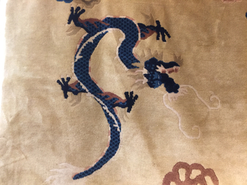 Un tapis Ningxia &agrave; d&eacute;cor de dragons, Chine, vers 1900