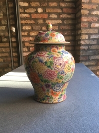 Un vase couvert en porcelaine de Chine famille rose &agrave; d&eacute;cor millefleurs, marque Qianlong, 20&egrave;me