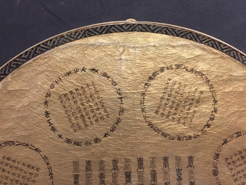 Twee Chinese pien mien waaiers in geborduurde zijde met kalligrafie, 18/19e eeuw