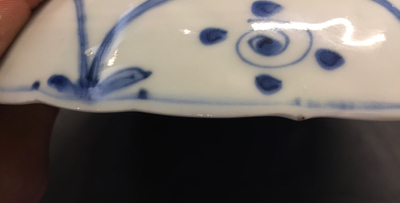 Une assiette aux chevaux en porcelaine de Chine bleu et blanc de type Kraak, Ming, Wanli