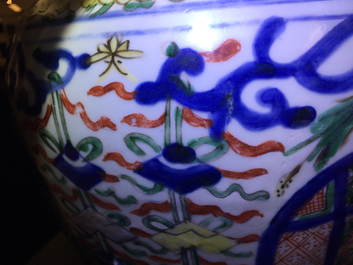 Een Chinese balustervormige wucai vaas met boeddhistische emblemen, Transitie periode, Chongzhen/Shunzhi