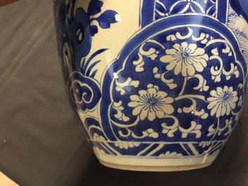 Un vase en forme d'olive en porcelaine de Chine bleu et blanc, Kangxi