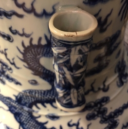 Een grote Chinese blauw-witte hu vaas met draken, 19e eeuw