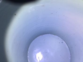 Un vase et son couvercle en porcelaine de Chine bleu et blanc aux rinceaux de pivoines, Ming, Wanli
