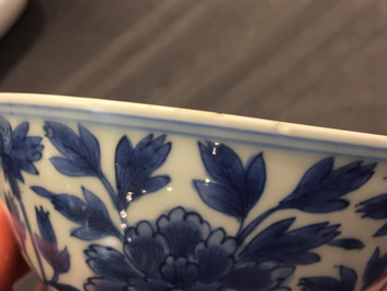 Une paire de bols en porcelaine de Chine bleu et blanc aux rinceaux de pivoine, marque de Chenghua, Ming