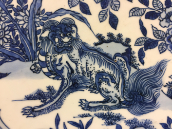 Een zeer grote blauw-witte kraak porseleinen schotel met een leeuw, Wanli, Ming