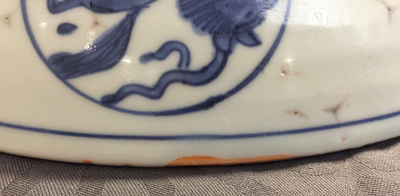 Un grand plat aux grues en porcelaine de Chine bleu et blanc, Ming, Jiajing