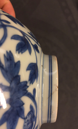 Une paire de bols en porcelaine de Chine bleu et blanc aux rinceaux de pivoine, marque de Chenghua, Ming