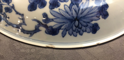 Une assiette en porcelaine de Chine bleu et blanc &agrave; d&eacute;cor d'un paysage, Kangxi