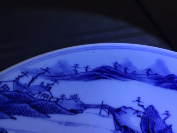 Een fijn Chinees blauwwit bord met landschapsdecor, Kangxi