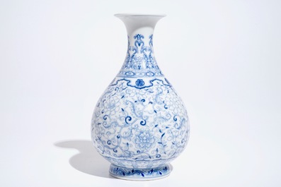 Un vase de forme yuhuchunpin en porcelaine de Chine bleu et blanc, marque de Qianlong, 19/20&egrave;me