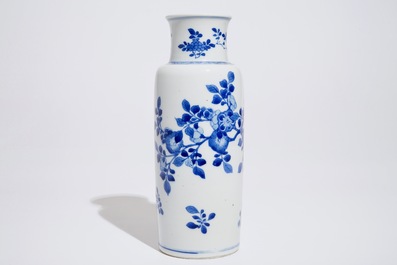 Een Chinese blauwwitte rouleau vaas met floraal decor, Kangxi