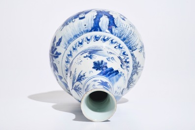 Un vase de forme double gourde en porcelaine de Chine bleu et blanc, Transition