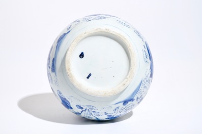 Un vase de forme double gourde en porcelaine de Chine bleu et blanc, Transition