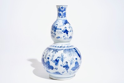 Un vase de forme double gourde en porcelaine de Chine bleu et blanc, Transition