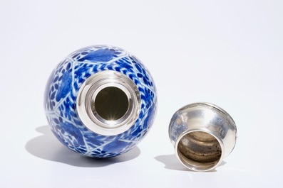 Un vase en porcelaine de Chine bleu et blanc mont&eacute; en argent, Kangxi