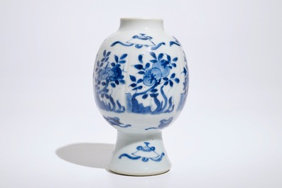 Een Chinees blauwwit vaasje met floraal decor, Kangxi