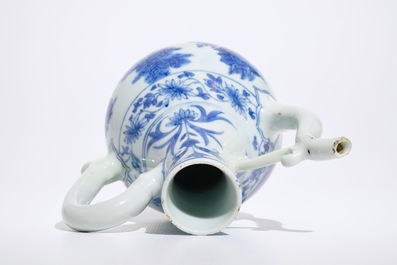 Une verseuse en porcelaine de Chine bleu et blanc, &eacute;poque Transition