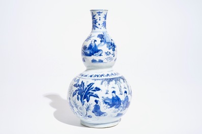 Un vase de forme double gourde en porcelaine de Chine bleu et blanc, Transition