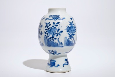 Een Chinees blauwwit vaasje met floraal decor, Kangxi