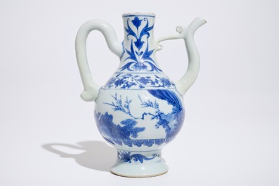 Une verseuse en porcelaine de Chine bleu et blanc, &eacute;poque Transition