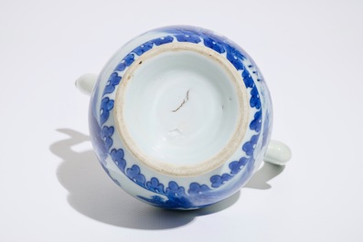 Une verseuse en porcelaine de Chine bleu et blanc, &eacute;poque Transition