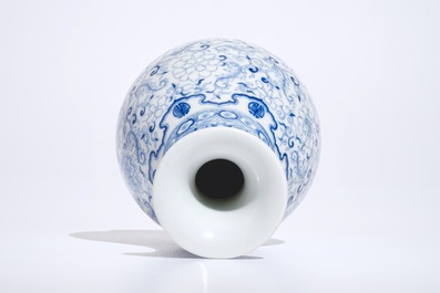 Un vase de forme yuhuchunpin en porcelaine de Chine bleu et blanc, marque de Qianlong, 19/20&egrave;me