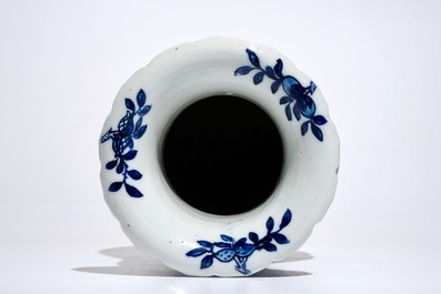 Un vase en porcelaine de Chine bleu et blanc aux rinceaux de lotus, 19&egrave;me