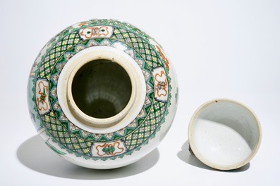 Un grand pot &agrave; gingembre en porcelaine de Chine famille verte, 19&egrave;me
