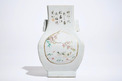 Un vase de forme fanghu en porcelaine de Chine qianjiang cai, 19/20&egrave;me