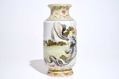 Un vase en porcelaine de Chine famille rose aux guerriers, marque de Qianlong, R&eacute;publique, 20&egrave;me