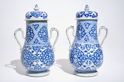 Een paar Chinese blauwwitte urnen met deksels, Kangxi