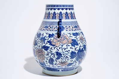 Een Chinese koperrode en onderglazuur blauwe hu vaas met pioenslingers, Qianlong merk, 19e eeuw