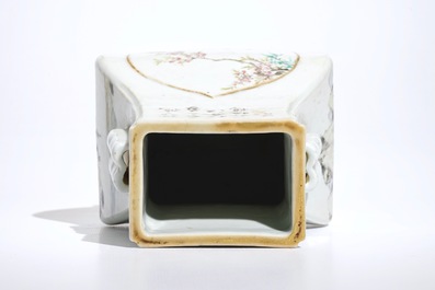 Un vase de forme fanghu en porcelaine de Chine qianjiang cai, 19/20&egrave;me