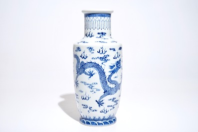Un vase de forme rouleau en porcelaine de Chine bleu et blanc aux dragons, 19/20&egrave;me