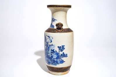 A Chinese Nanking blue and white on crackle-ground vase with deers, 19th C.