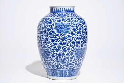 Un vase en porcelaine de Chine bleu et blanc aux rinceaux de pivoine, 19&egrave;me