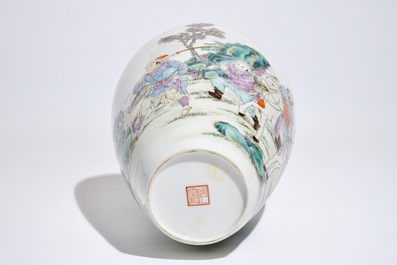 Un vase en porcelaine de Chine famille rose aux guerriers, marque de Ju Ren Tang, R&eacute;publique, 20&egrave;me
