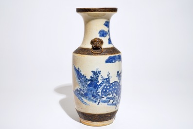 Een Chinese Nanking vaas met herten in blauwwit op craquel&eacute; fond, 19e eeuw