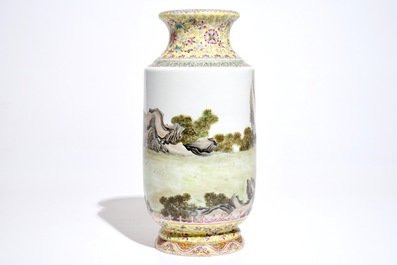 Un vase en porcelaine de Chine famille rose aux guerriers, marque de Qianlong, R&eacute;publique, 20&egrave;me