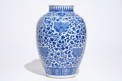 Een Chinese blauwwitte vaas met pioenslingers, 19e eeuw