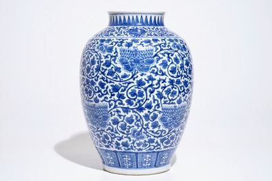 Un vase en porcelaine de Chine bleu et blanc aux rinceaux de pivoine, 19&egrave;me