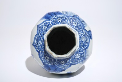 Een Chinese blauwwitte octagonale balustervaas, Transitie periode