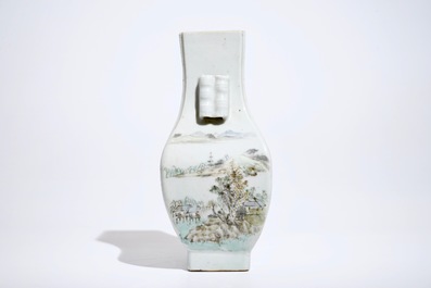 Un vase de forme fanghu en porcelaine de Chine qianjiang cai, 19/20&egrave;me